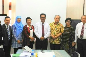 Dr. Edy Wuryanto., M.Kep bersama tim penguji Disertasi di FK UGM