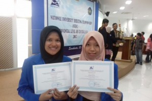 Tim debat Unimus Mardiana Kamila dari S1 Keperawatan (kanan) dan Ira Handayani dari S1 Gizi (kiri)