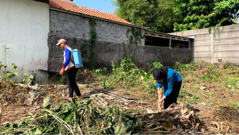 HIMAPERSA UNIMUS Bersihkan Lahan untuk Wujudkan “Kebun Guyub” di Plamongansari