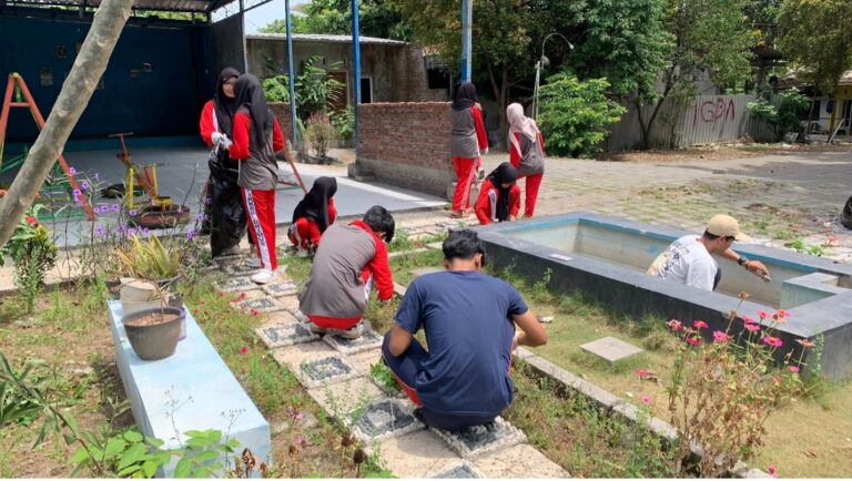 HIMAPERSA UNIMUS Revitalisasi Taman Lansia Plamongansari, Wujud Kepedulian terhadap Kesejahteraan Lansia